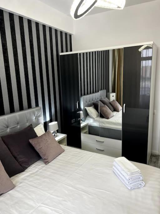 Romeo'S Beachfront Apartment By Loft, Hotel Opera And White Tower Mamaia Exterior photo