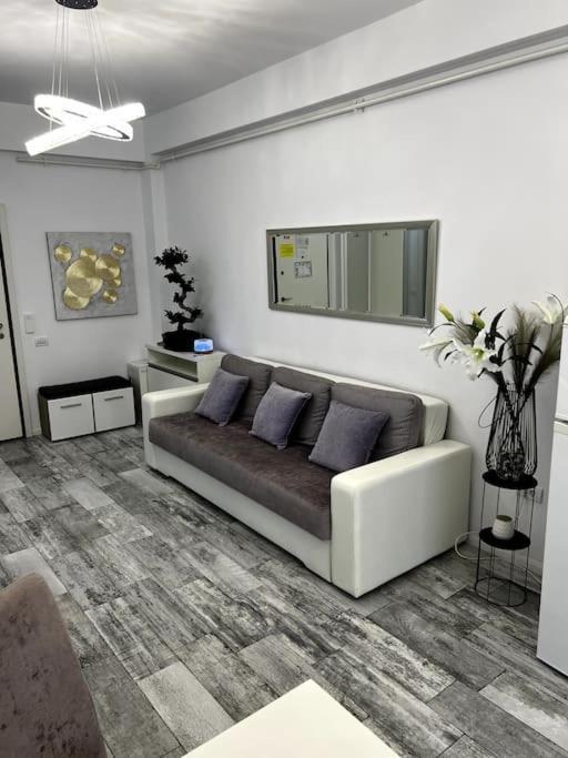 Romeo'S Beachfront Apartment By Loft, Hotel Opera And White Tower Mamaia Exterior photo